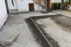 Kanalsanierung - Nach der Sanierung neu gebaute Einfassung als Vorbereitung für die Pflasterarbeiten.