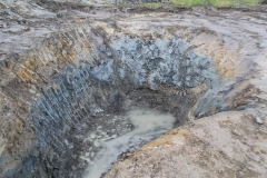 Quellfassung - Hier wurde der Oberboden abgetragen und eine Baugrube bis zur wasserführenden Schicht erstellt, die in diesem Fall in einer Tiefe von ca. 3,8m auftrat.